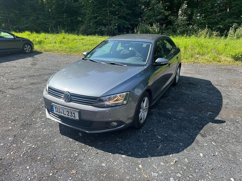 Grau Gebraucht 2011 VW Jetta Comfortline Limousine | 6.000 € (Fairer Preis) - Bild 1/4