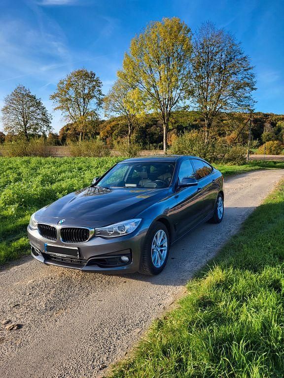Grau Gebraucht 2016 BMW 325 Sport Line Limousine | 12.990 € (Fairer Preis) - Bild 1/4