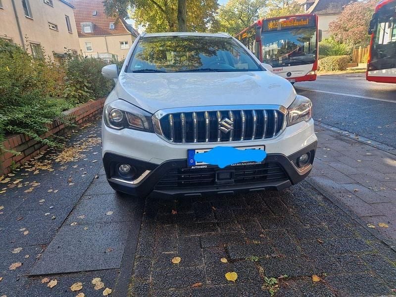 Weiß Gebraucht 2019 Suzuki SX4 S-Cross Comfort SUV | 16.990 € (Etwas zu teuer) - Bild 1/4