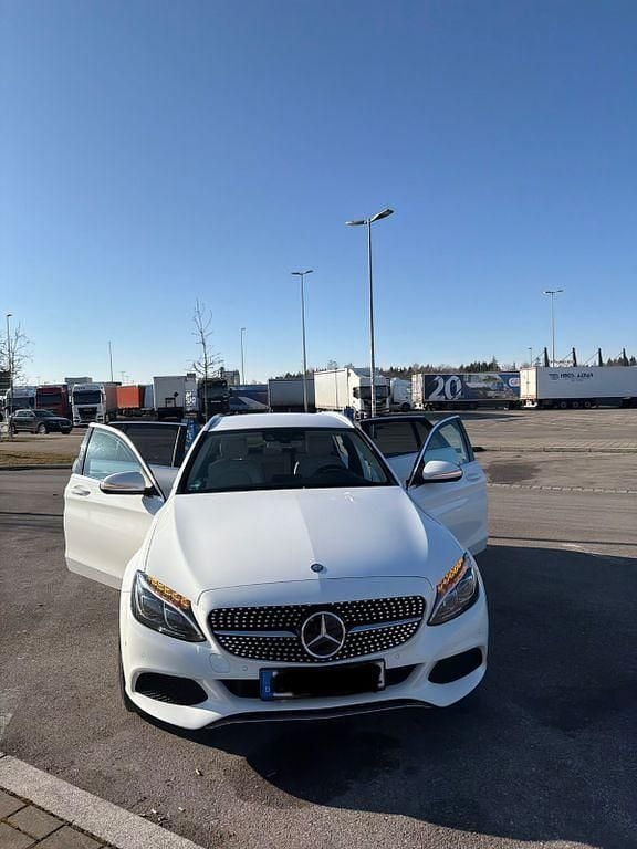 Gebraucht Mercedes C250 204 PS (150 kW) 2015 Weiß Limousine