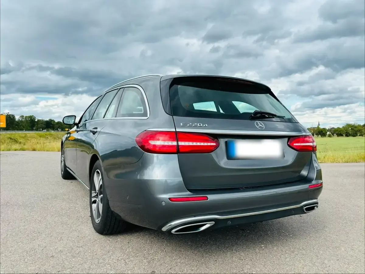 Gebraucht Mercedes E220 194 PS (142 kW) 2019 Grau Kombi