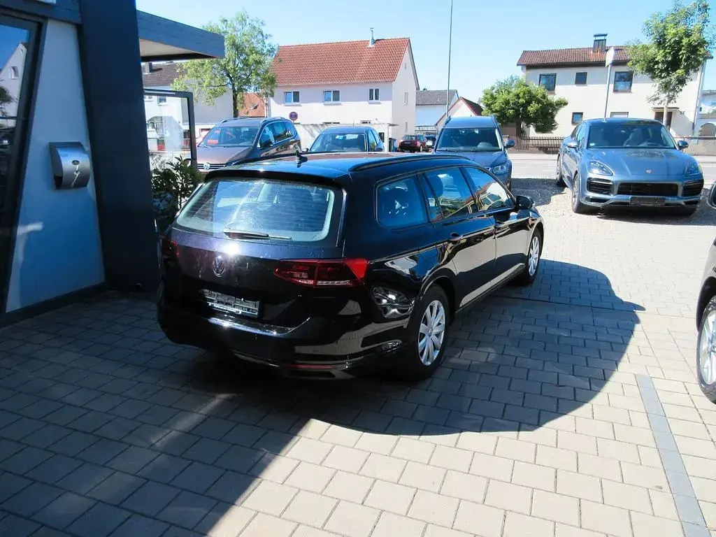Gebraucht VW Passat Basis 120 PS (88 kW) 2019 Schwarz Kombi
