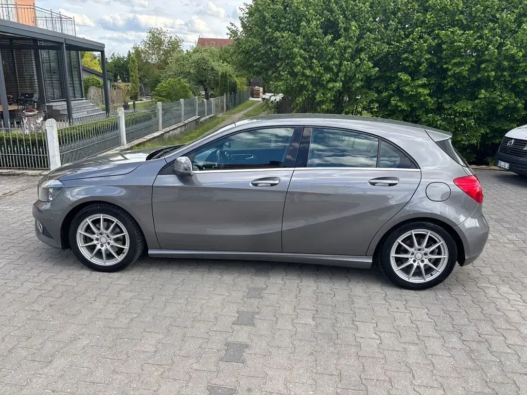 Gebraucht Mercedes A180 122 PS (89 kW) 2013 Grau Limousine