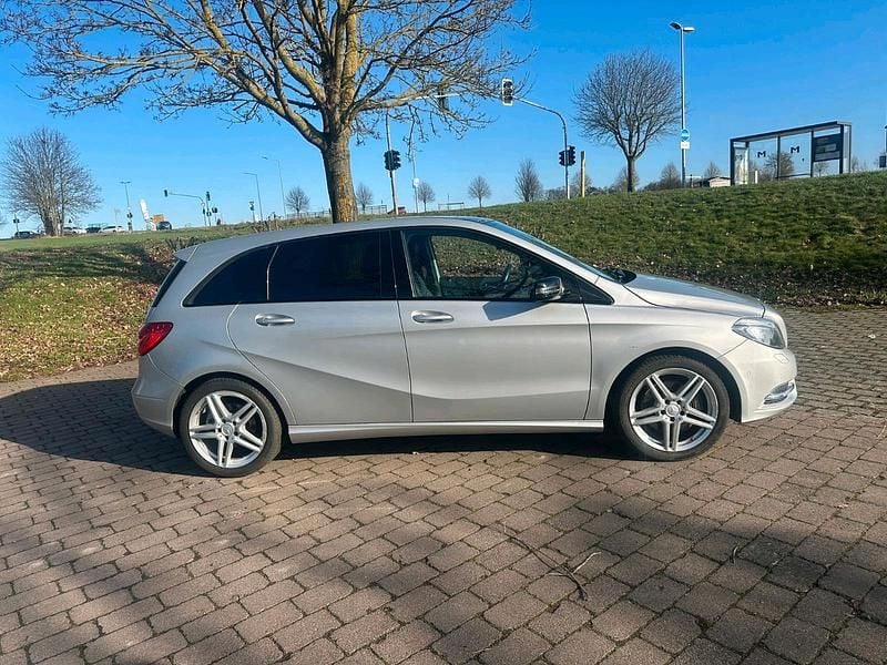 Gebraucht Mercedes B250 211 PS (155 kW) 2013 Silber Van / Kleinbus