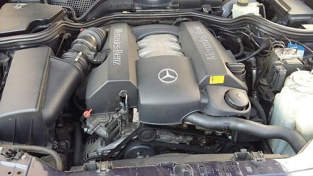 Gebraucht Mercedes E240 170 PS (125 kW) 1999 Blau metallic Limousine