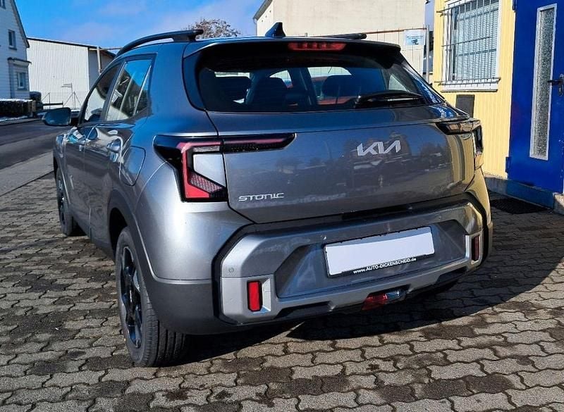 Neu Kia Stonic 101 PS (74 kW) 2026 Grau SUV