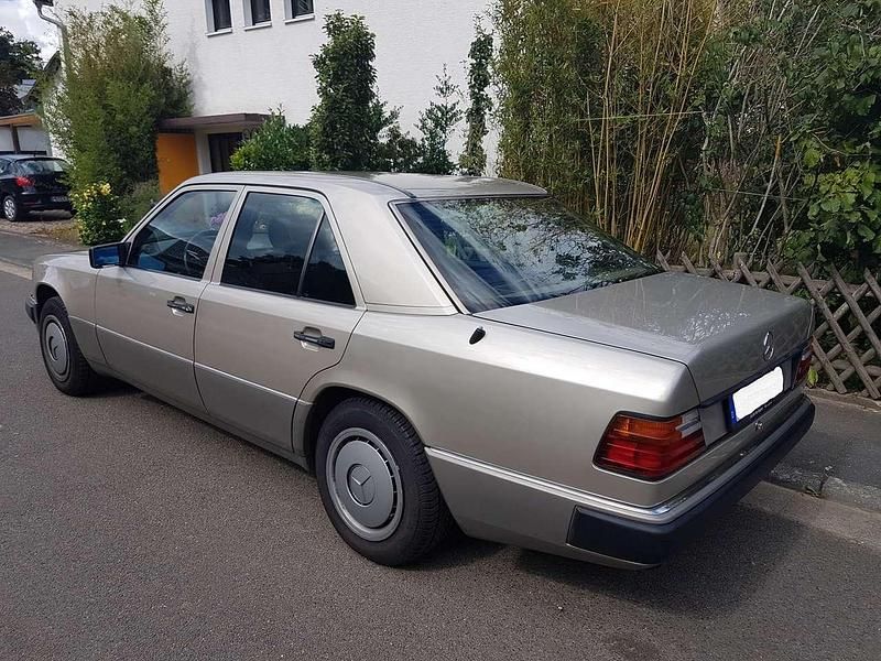 Gebraucht Mercedes E230 132 PS (97 kW) 1992 Gold Limousine