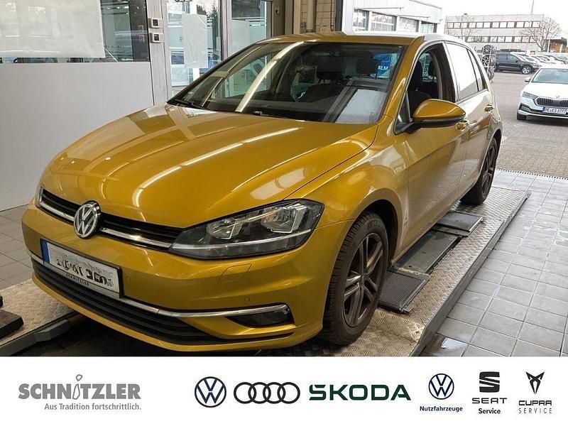 Gelb Gebraucht 2018 VW Golf VII Comfortline Limousine | 11.450 € (Guter Preis) - Bild 1/2