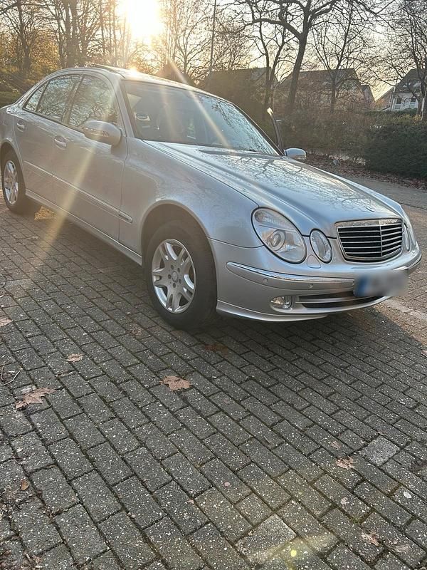 Gebraucht Mercedes E240 177 PS (130 kW) 2003 Silber Limousine