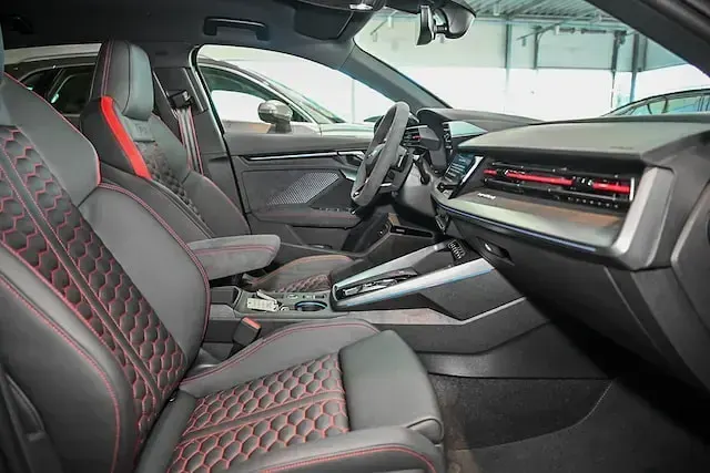 Gebraucht Audi RS3 Sportback Ambiente 400 PS (294 kW) 2025 Mythosschwarz metallic Kleinwagen