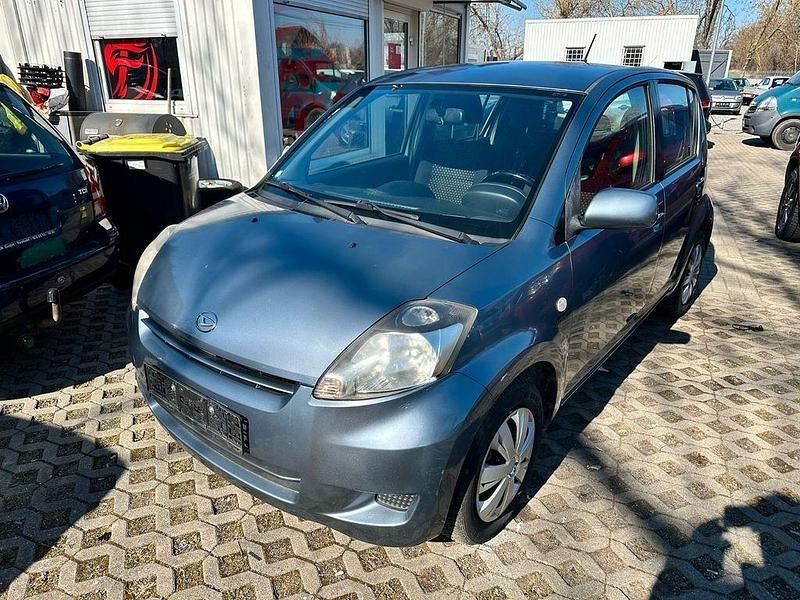 Silber Gebraucht 2009 Daihatsu Sirion Kleinwagen | 2.690 € (Fairer Preis) - Bild 1/4