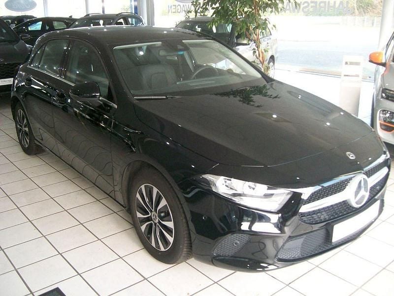 Gebraucht Mercedes 180 116 PS (85 kW) 2021 Schwarz Limousine