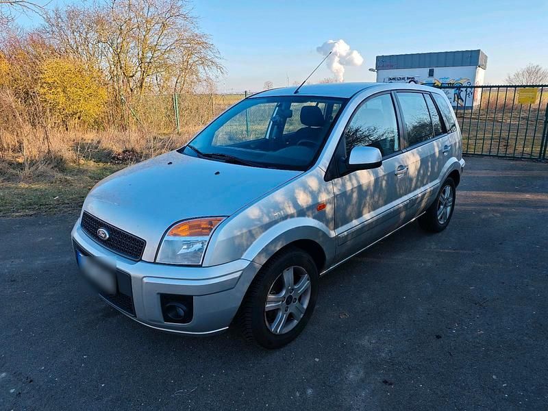 Gebraucht Ford Fusion 80 PS (58 kW) 2011 Silber Kleinwagen