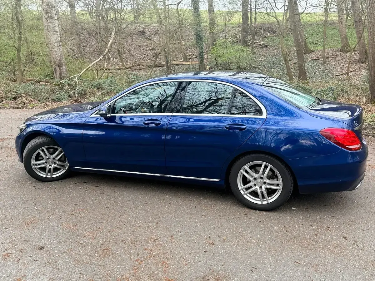 Gebraucht Mercedes C180 156 PS (114 kW) 2015 Blau Limousine