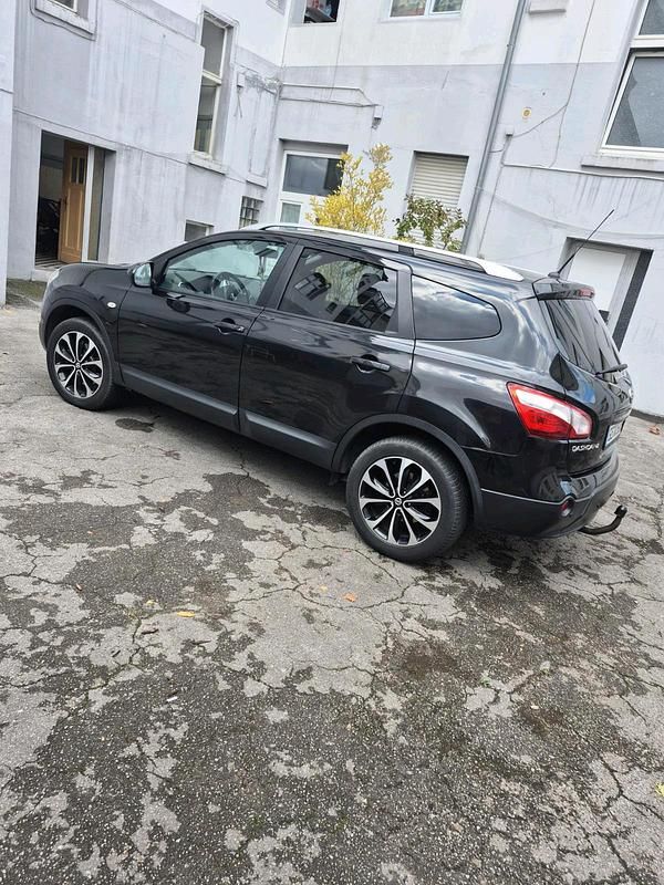 Schwarz Gebraucht 2011 Nissan Qashqai +2 SUV | 9.300 € (Teuer) - Bild 1/4