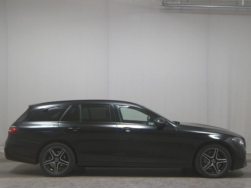 Schwarz unilack Gebraucht 2023 Mercedes E220 AMG line Kombi | 35.780 € (Fairer Preis) - Bild 1/4