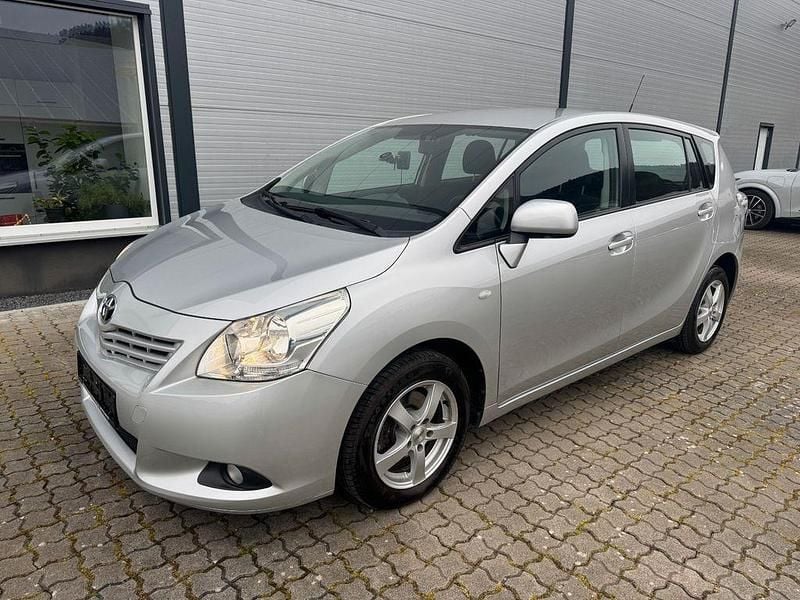Silber Gebraucht 2009 Toyota Verso Life Van / Kleinbus | 8.990 € (Fairer Preis) - Bild 1/4
