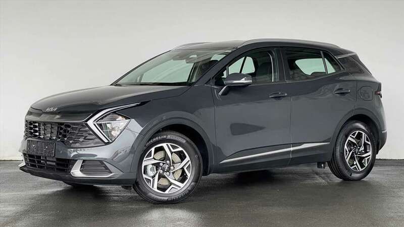 Weiss / deluxeweiss Gebraucht 2024 Kia Sportage Urban SUV | 26.970 € (Superpreis) - Bild 1/4