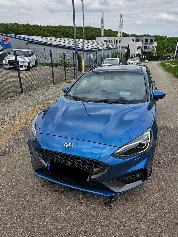 Blau Gebraucht 2019 Ford Focus Performance Edition Kombi | 19.985 € (Fairer Preis) - Bild 1/4