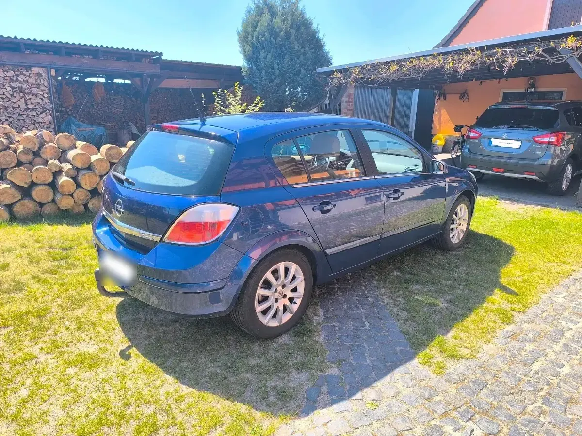 Second-hand Opel Astra 105 CP (77 kW) 2004 Albastru Hatchback