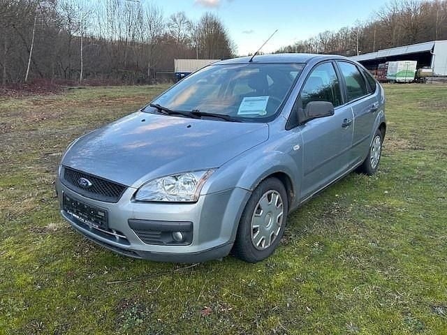 Silber Gebraucht 2005 Ford Focus Trend Limousine | 1.450 € (Superpreis) - Bild 1/4