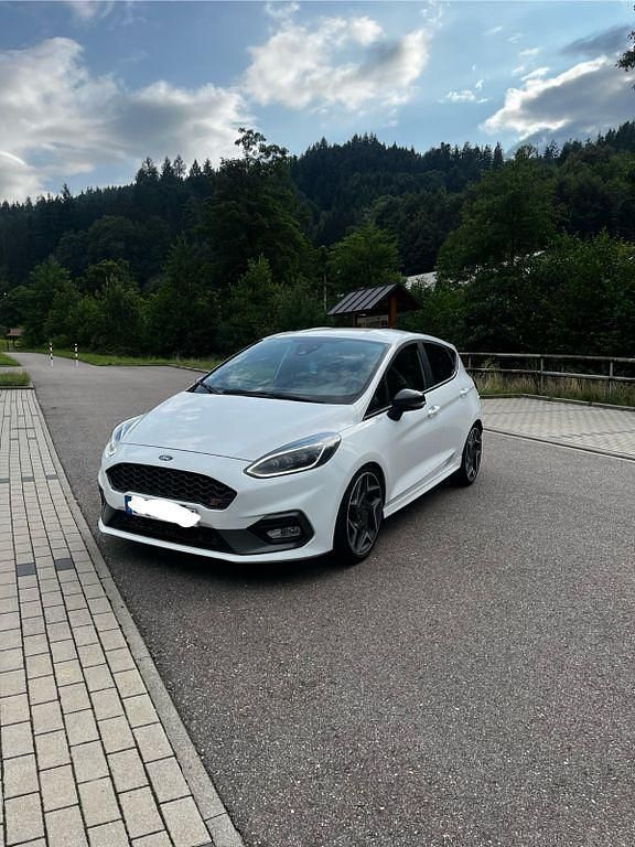 Weiß Gebraucht 2019 Ford Fiesta ST Kleinwagen | 16.000 € (Fairer Preis) - Bild 1/4