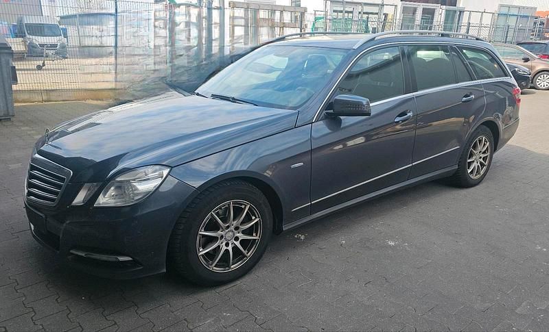Gebraucht Mercedes E220 Avantgarde 170 PS (125 kW) 2011 Grau Kombi
