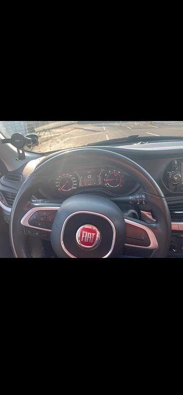 Gebraucht Fiat Tipo 94 PS (69 kW) 2017 Rot Kleinwagen