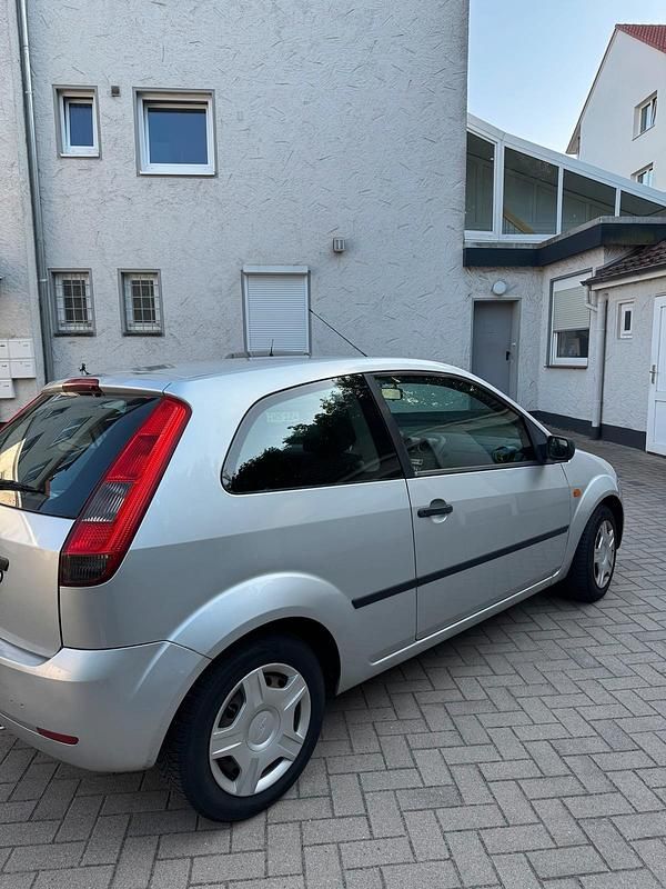 Silber Gebraucht 2005 Ford Fiesta Kleinwagen | 400 € (Superpreis) - Bild 1/4