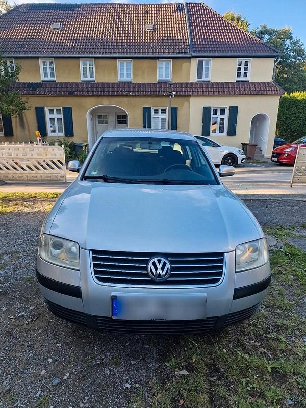 Silber Gebraucht 2002 VW Passat Limousine | 2.180 € - Bild 1/4