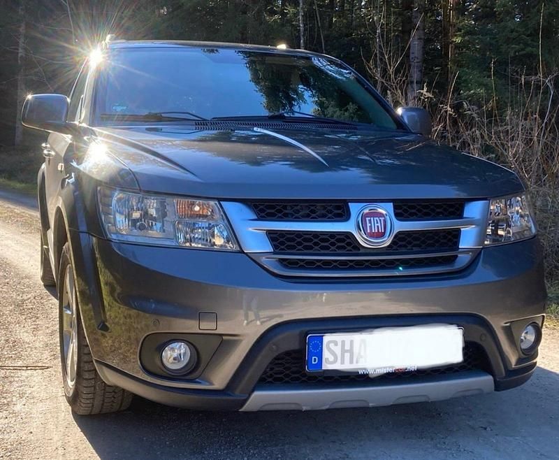 Grau Gebraucht 2012 Fiat Freemont SUV | 8.600 € (Etwas zu teuer) - Bild 1/4