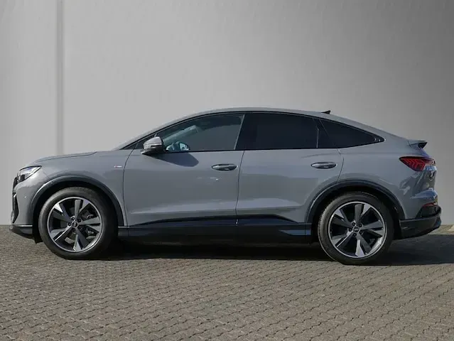 Second-hand Audi Q4 Sportback e-tron Basis 125 kW (170 CP) 2022 Gri SUV