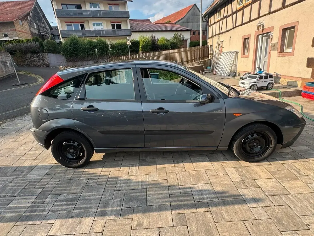 Gebraucht Ford Focus 75 PS (55 kW) 2004 Grau Kleinwagen