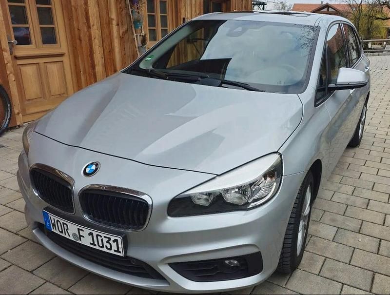 Silber Gebraucht 2015 BMW 218 Active Tourer Advantage Van / Kleinbus | 13.299 € (Fairer Preis) - Bild 1/4