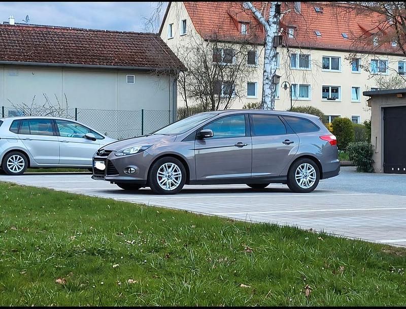 Braun Gebraucht 2014 Ford Focus Titanium Limousine | 5.499 € (Fairer Preis) - Bild 1/4