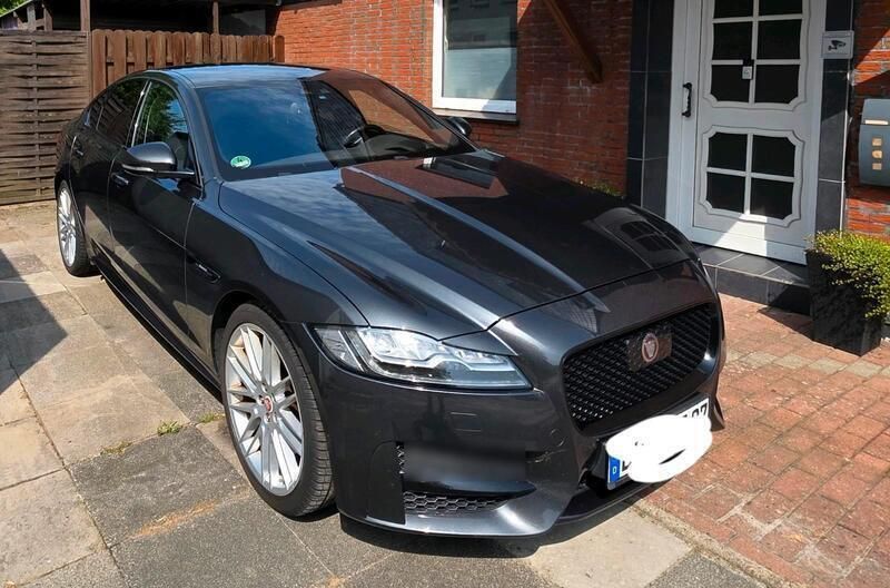 Andere außenfarben Gebraucht 2016 Jaguar XF R Limousine | 15.900 € - Bild 1/4