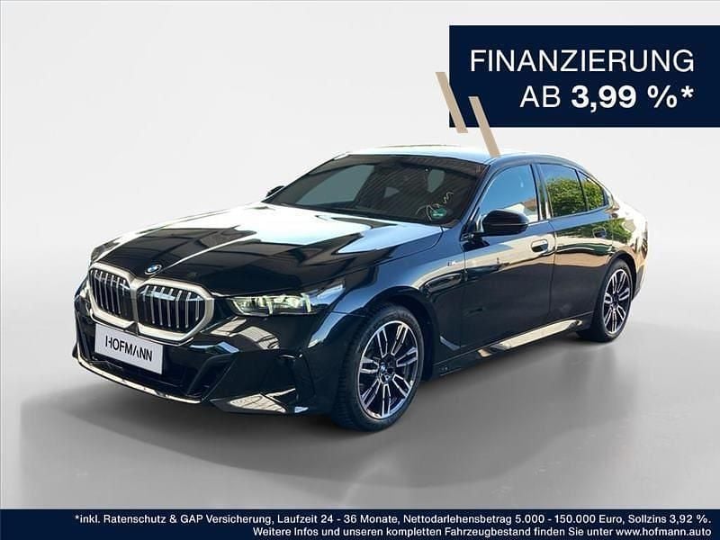 Saphirschwarz metallic Gebraucht 2024 BMW 520 M Sport Limousine | 54.890 € (Fairer Preis) - Bild 1/3