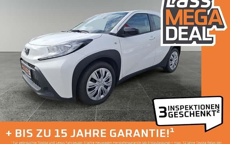 Weiß Gebraucht 2022 Toyota Aygo Play Kleinwagen | 13.980 € (Fairer Preis) - Bild 1/4