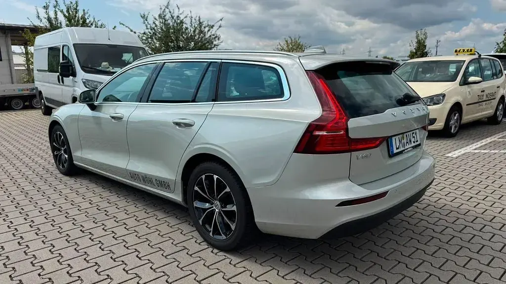 Gebraucht Volvo V60 Momentum 150 PS (110 kW) 2020 Grau Kombi