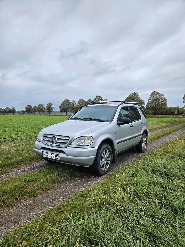 Silber Gebraucht 1999 Mercedes ML230 SUV | 2.799 € - Bild 1/4