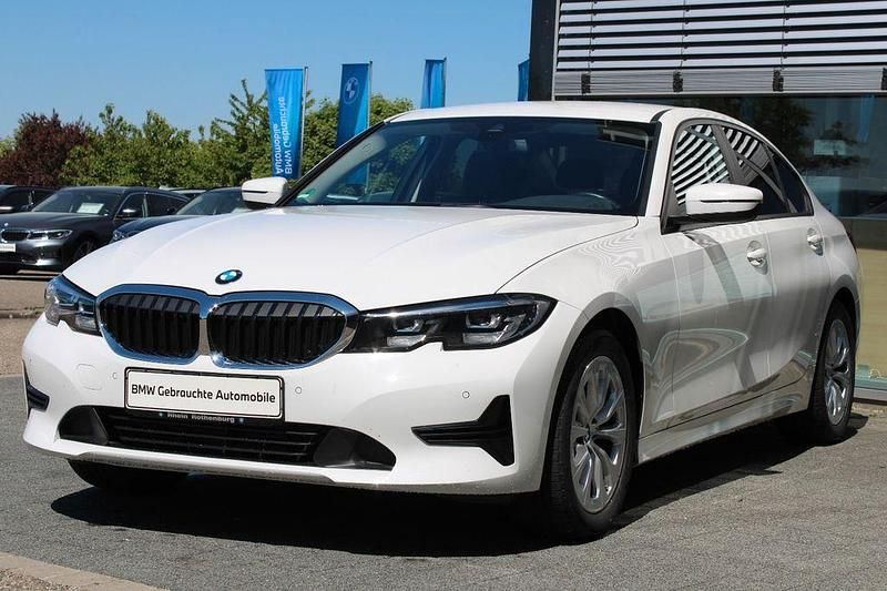 Alpinweiß Gebraucht 2022 BMW 318 Sport Line Limousine | 25.440 € (Superpreis) - Bild 1/4