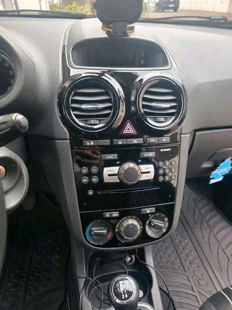 Używany Opel Corsa Edition 87 KM (63 kW) 2010 Czarny Hatchback