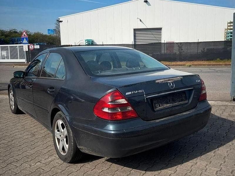 Second-hand Mercedes E220 150 CP (110 kW) 2004 Negru Berlinǎ