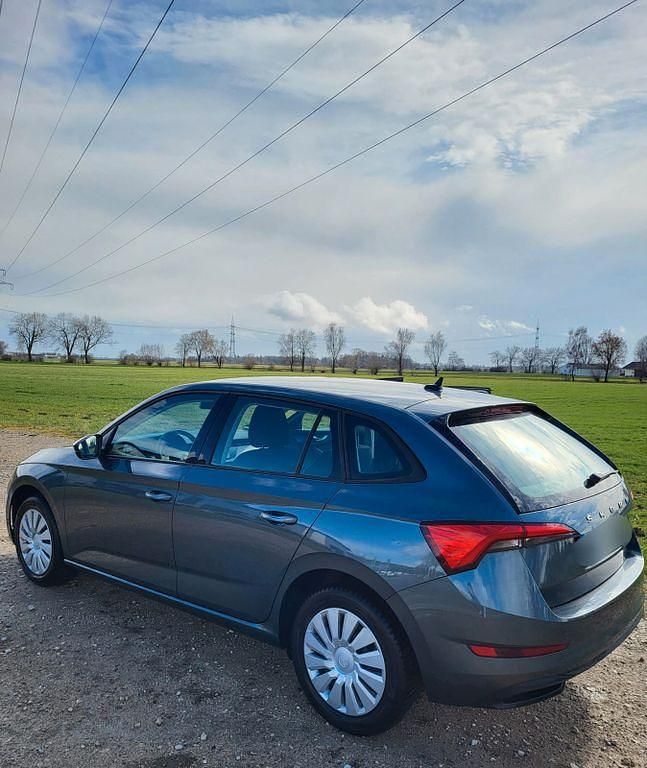 Gebraucht Skoda Scala Active 95 PS (69 kW) 2021 Grau Kleinwagen