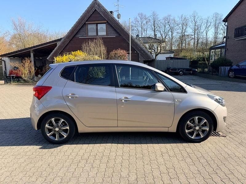 Gebraucht Hyundai ix20 125 PS (91 kW) 2017 Silber Kleinwagen