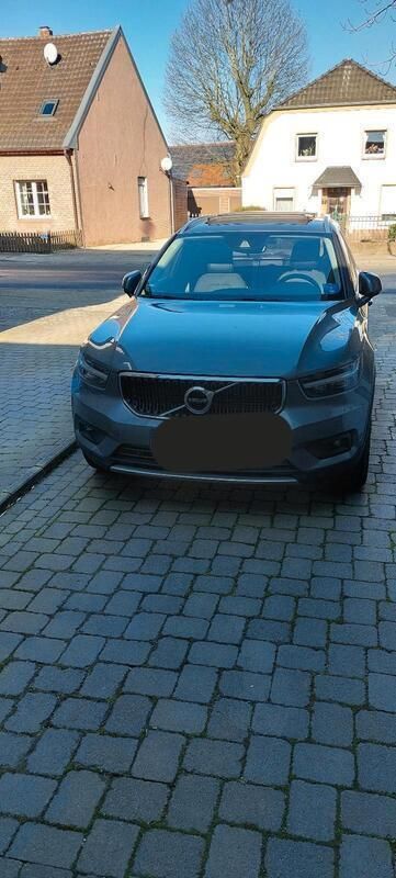 Grau Gebraucht 2019 Volvo XC40 Momentum SUV | 28.999 € (Etwas zu teuer) - Bild 1/4
