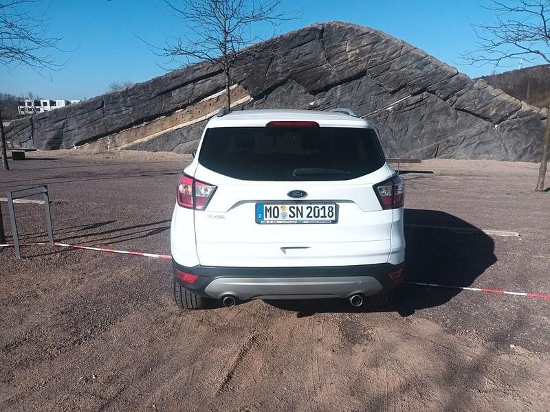 Gebraucht Ford Kuga Titanium 150 PS (110 kW) 2018 Weiß SUV