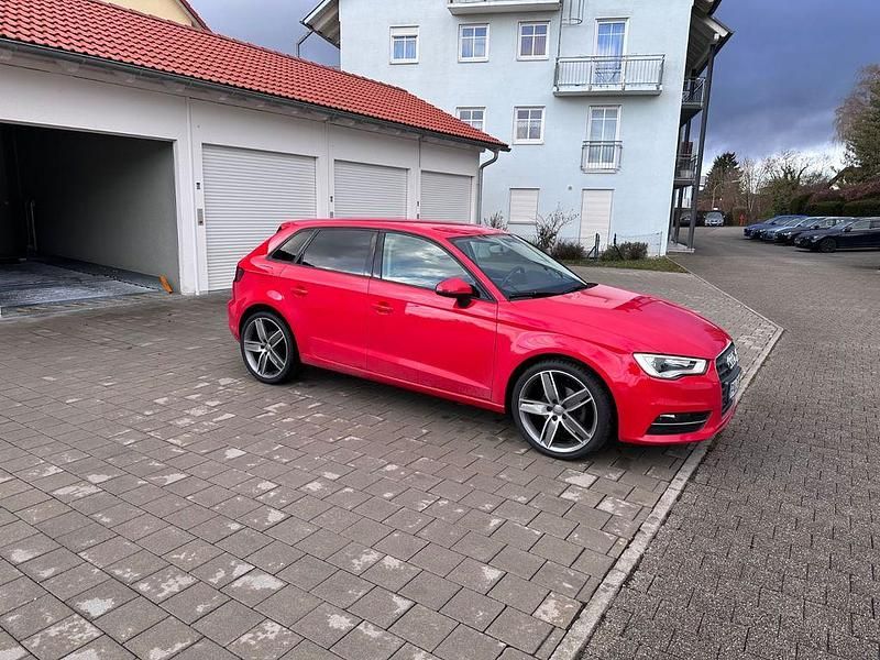 Używany Audi A3 110 KM (80 kW) 2014 Czerwony Sedan/Limuzyna