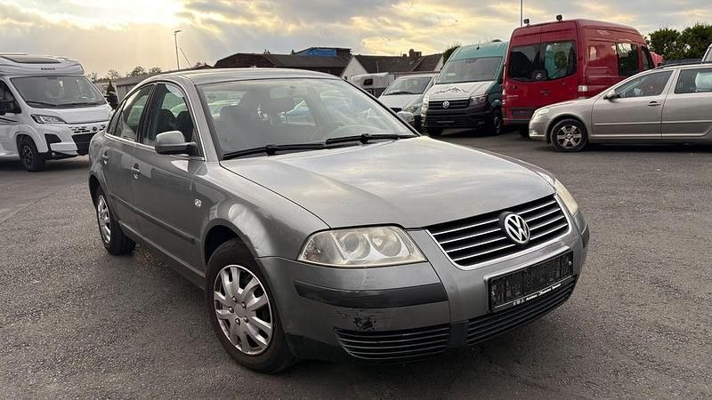 Grau Gebraucht 2002 VW Passat Limousine | 1.350 € (Guter Preis) - Bild 1/4
