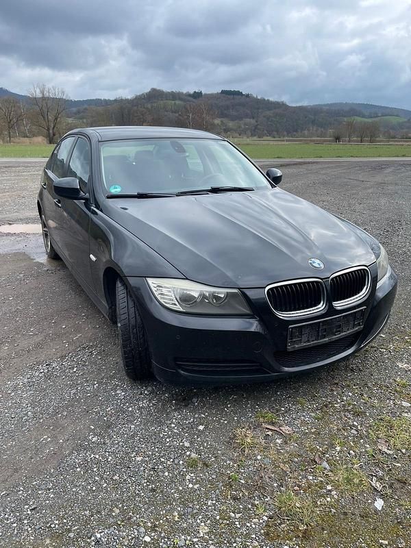 Gebraucht BMW 316 120 PS (88 kW) 2010 Schwarz Limousine